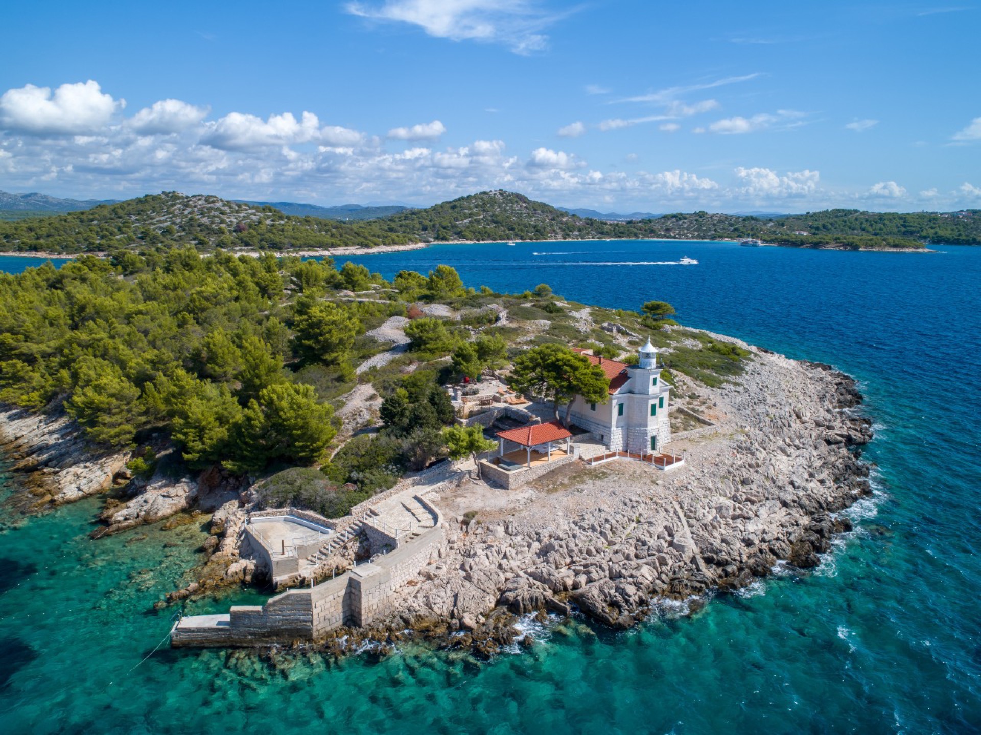 Bezpečný jachting: Jak správně reagovat na nehody a krizové situace na moři