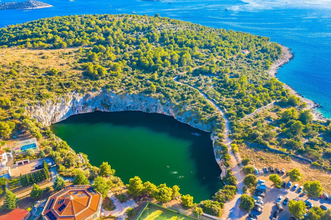 Jezero Dračí oko v Rogoznici z leteckého pohledu