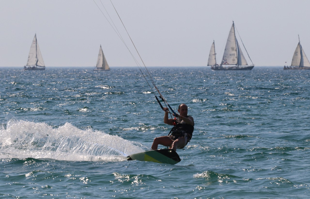 Jachting a kitesurfing: Průvodce pro nezapomenutelné dobrodružství na vlnách