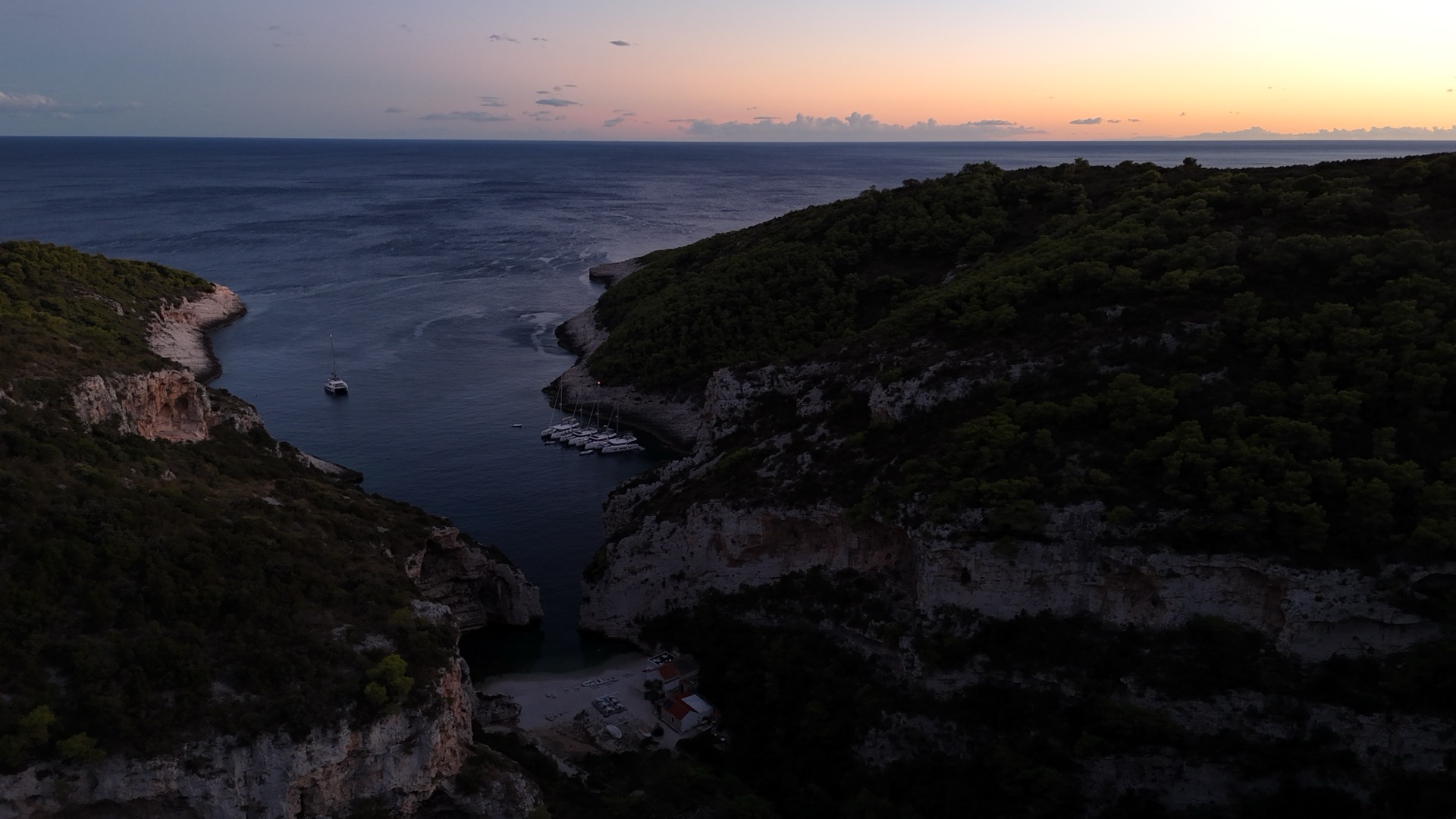 Katamarán při plavbě