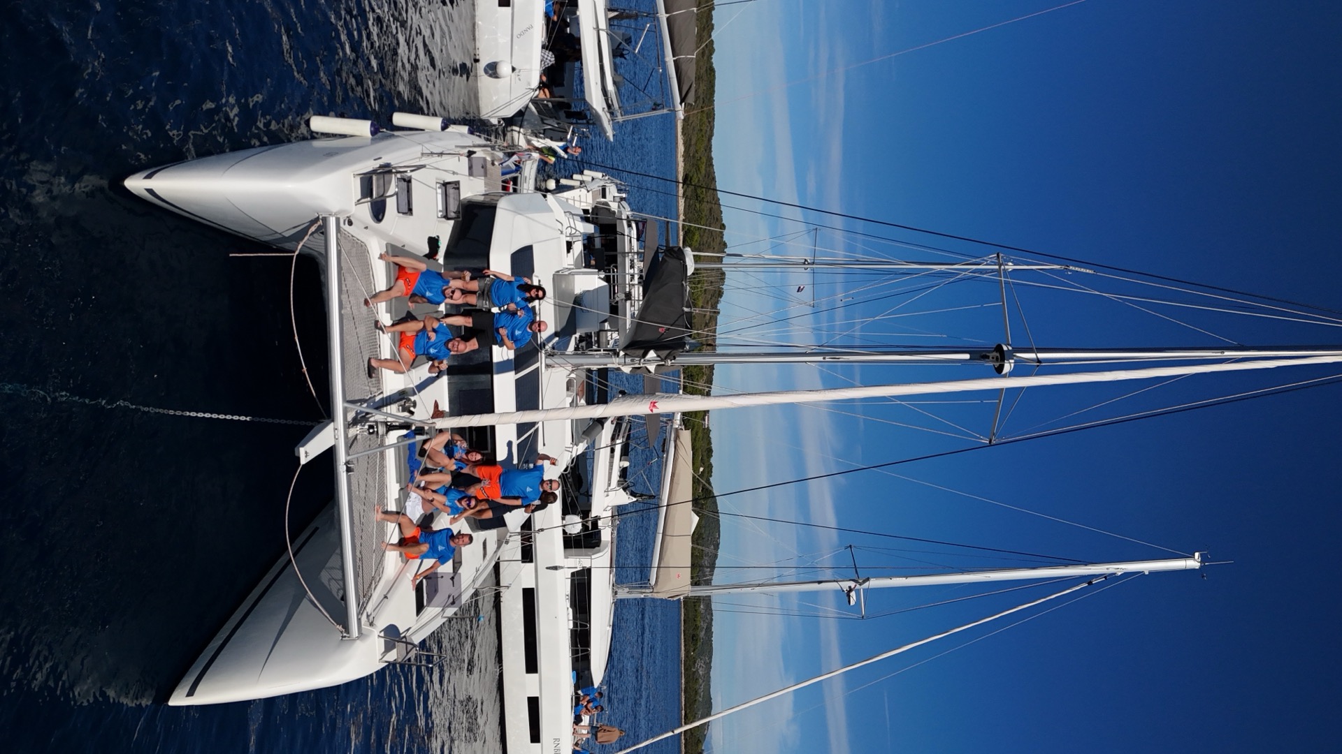 Letecký pohled na loď v zátoce