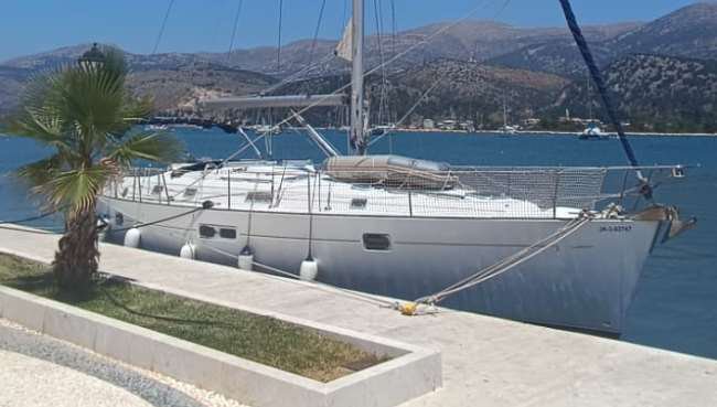 Beneteau Oceanis 411 Clipper u mola v marině Agia Pelagia na Kefalonii