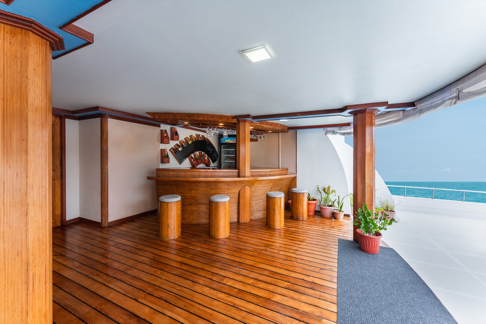 Bar na palubě superjachty ZEN