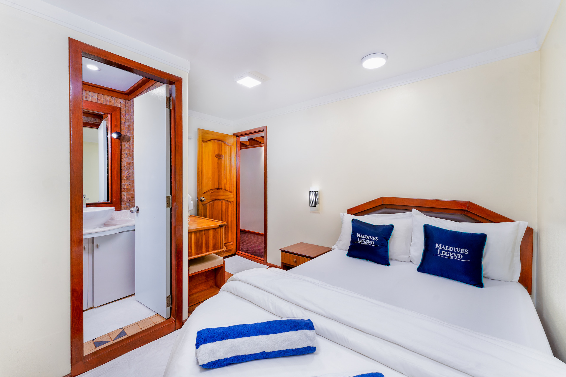 Kajuta pro dva — manželské postele