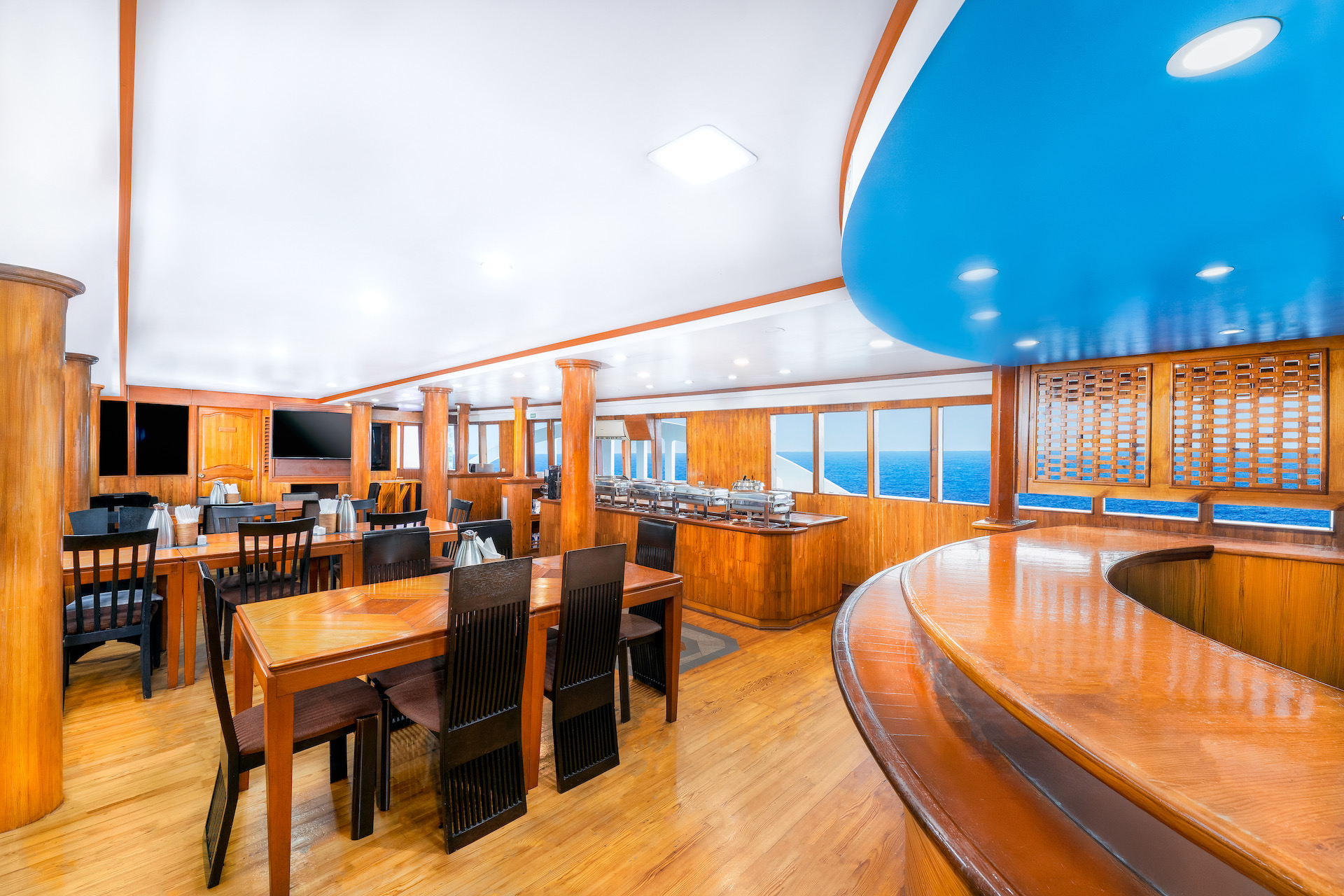 Restaurace na palubě superjachty ZEN